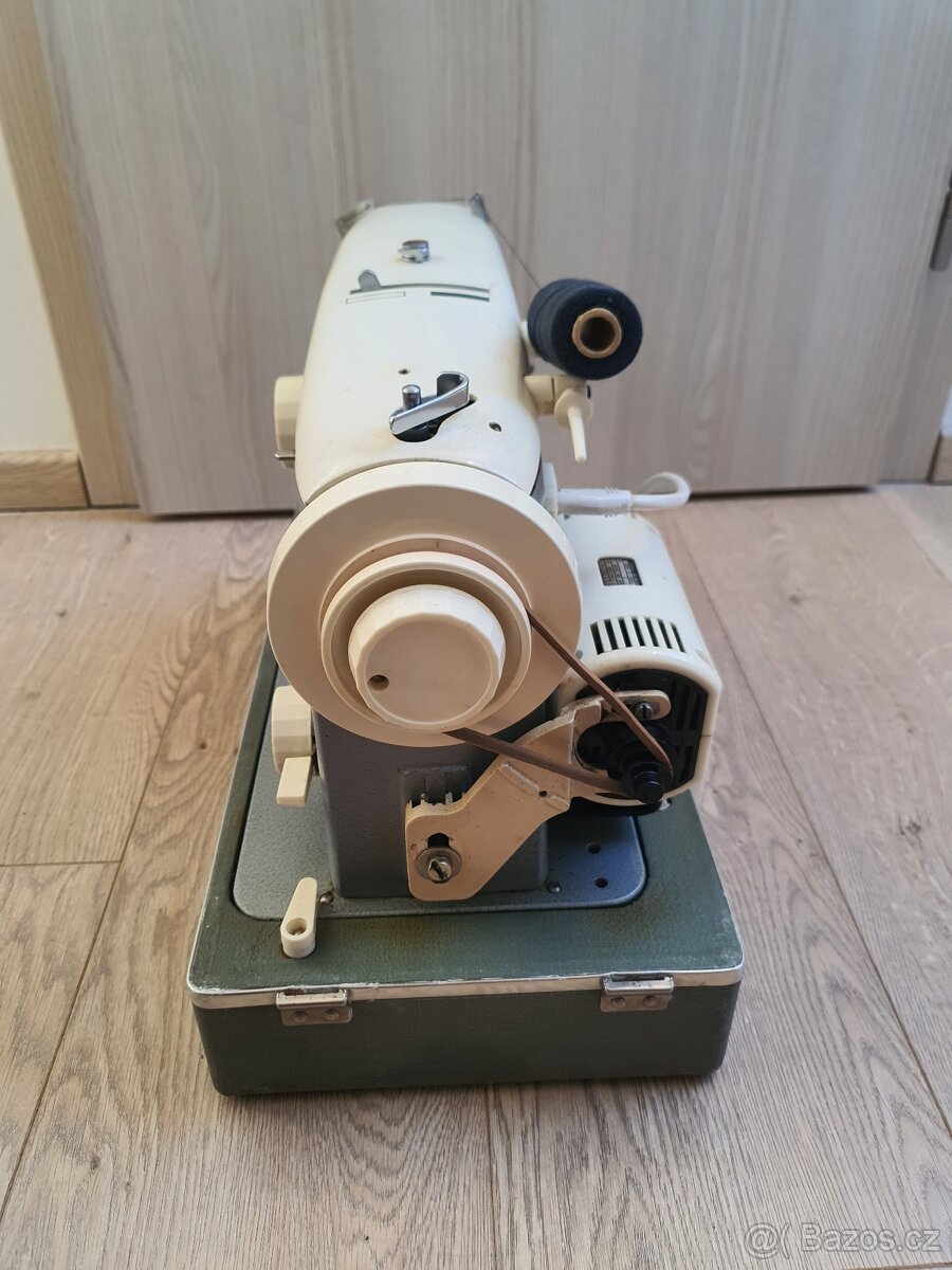 Starší šicí stroj - 3