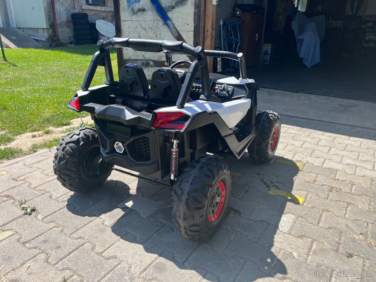 Dětská el.bugina 4x4 pro dvě děti nosnost 55 kg jako nová