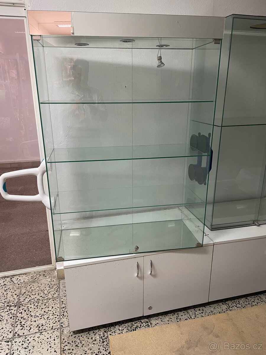 prosklené vitríny se zámkem a světlem - 3