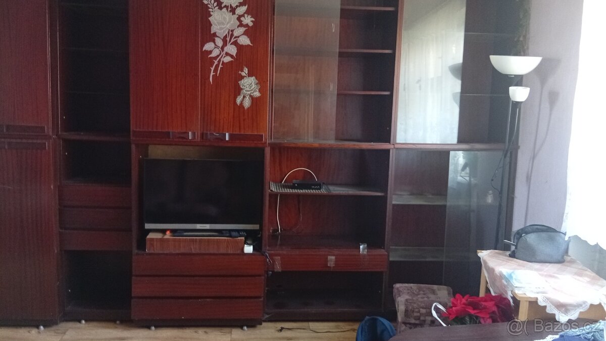 Stěna,poličky,postýlka. - 3