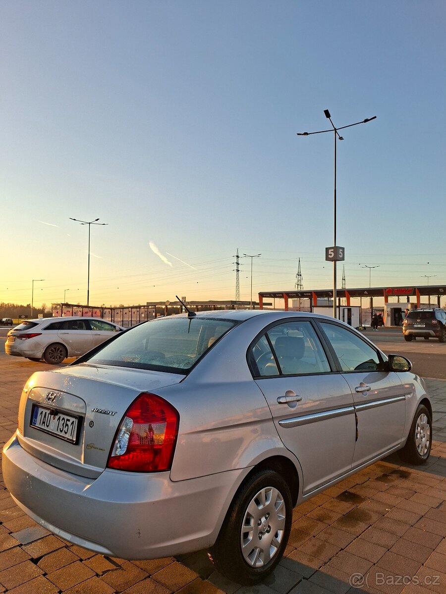 Hyundai Accent 1.4 benzín, rok 2009 - 3