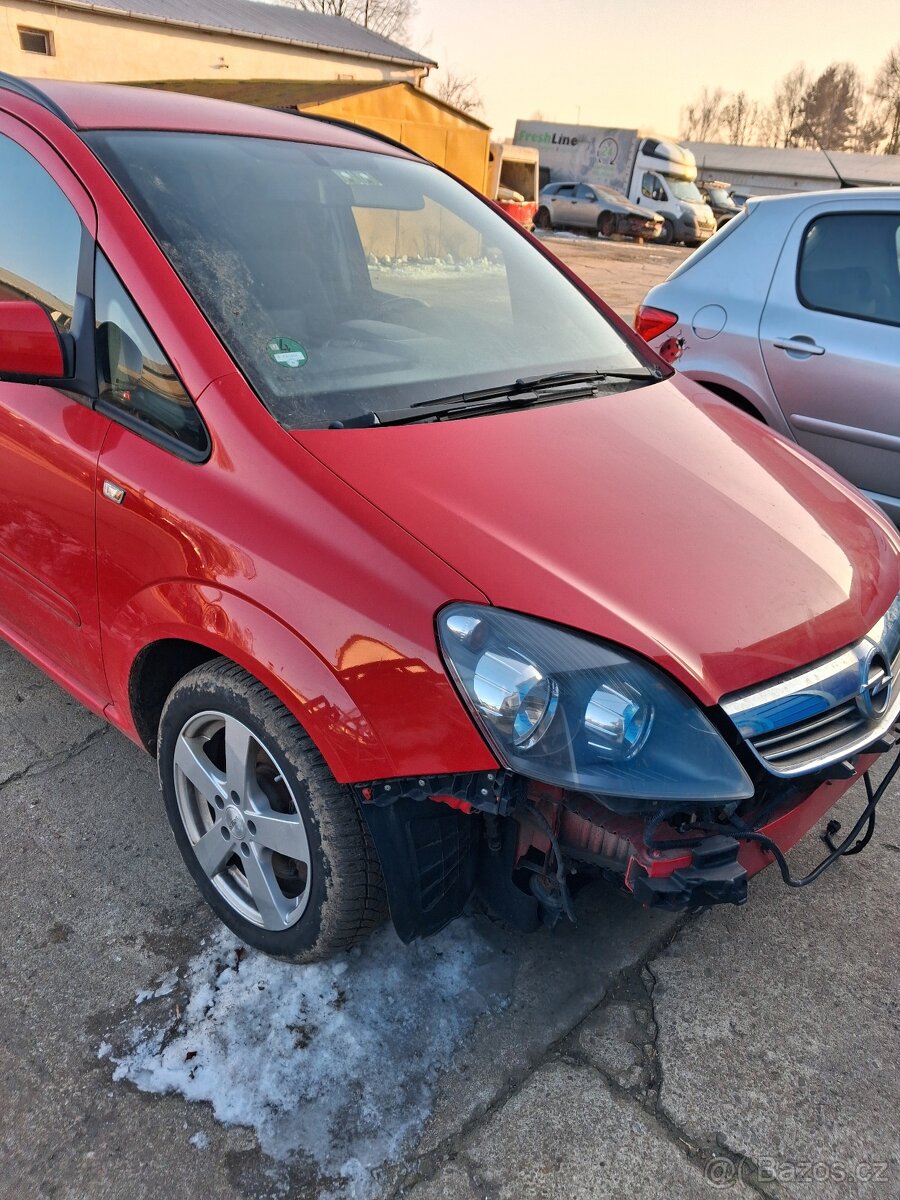 Opel Zafira benzin,rok 2012,veskere dily - 3