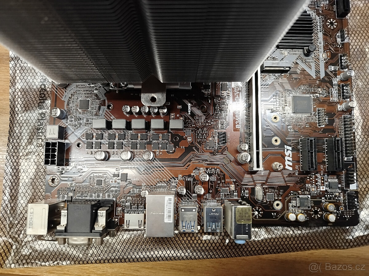 Základní deska s procesorem a chladičem - 3