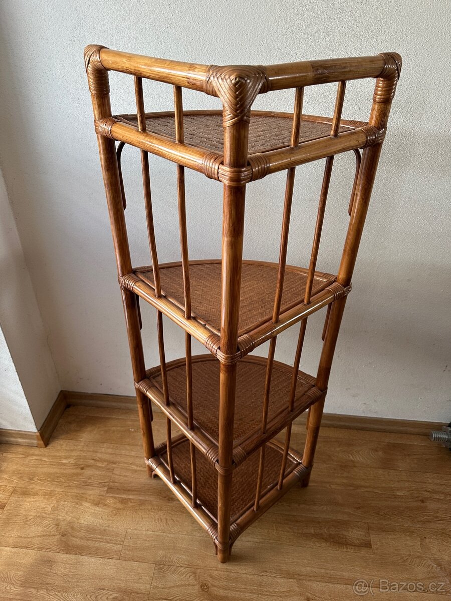 Ratanová police - 3