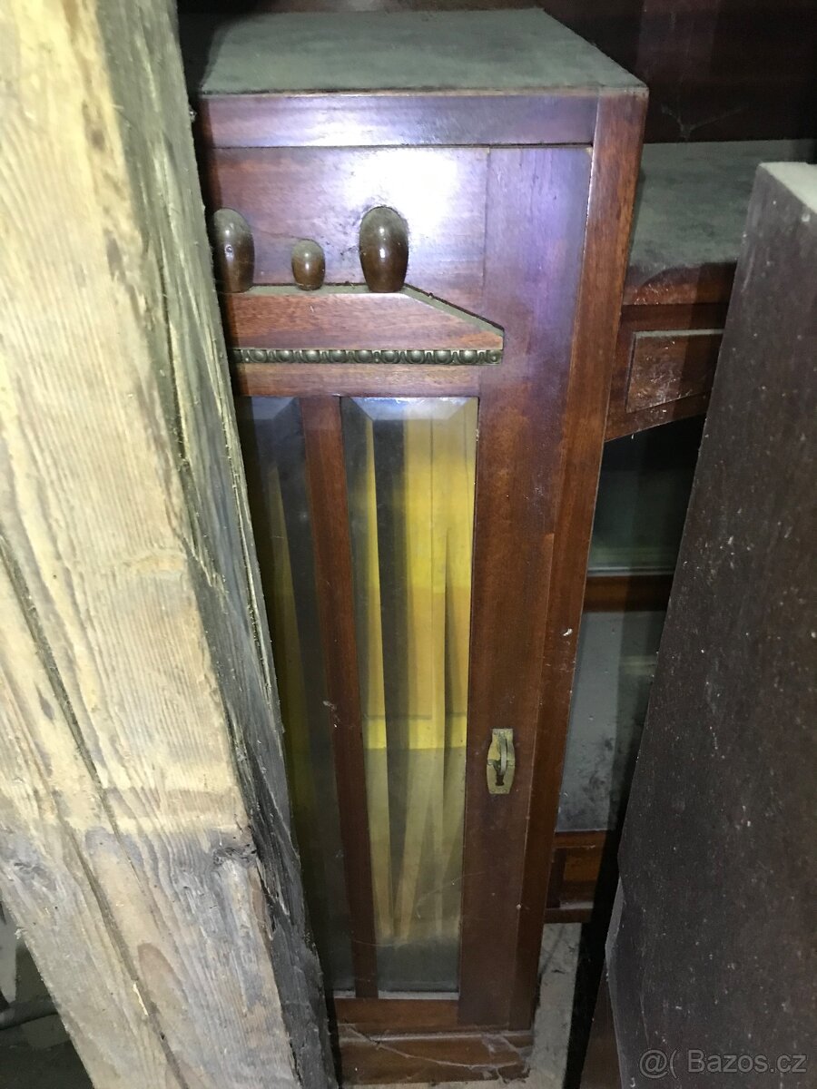 STAROŽITNÝ NÁBYTEK - skříň, přiborník, stůl - 3