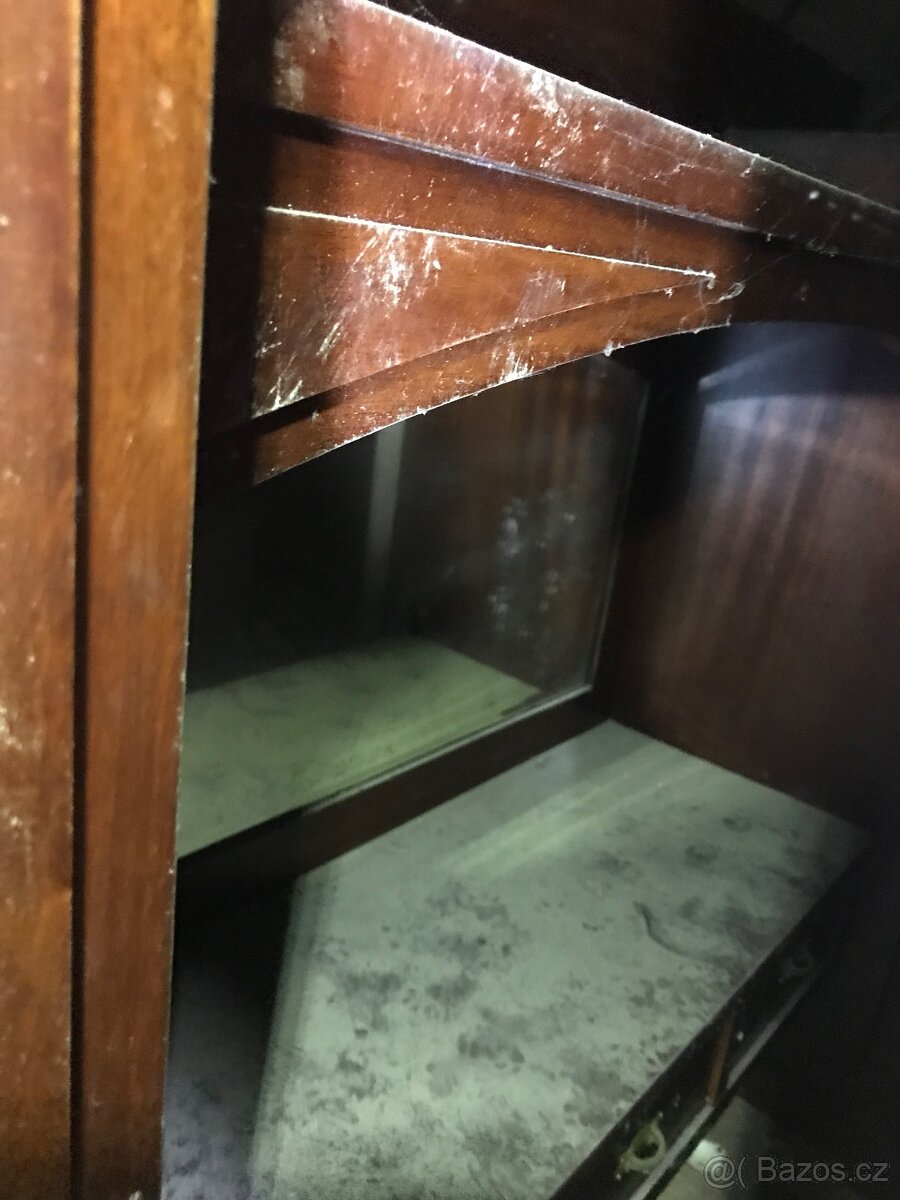 STAROŽITNÝ NÁBYTEK - skříň, přiborník, stůl - 3