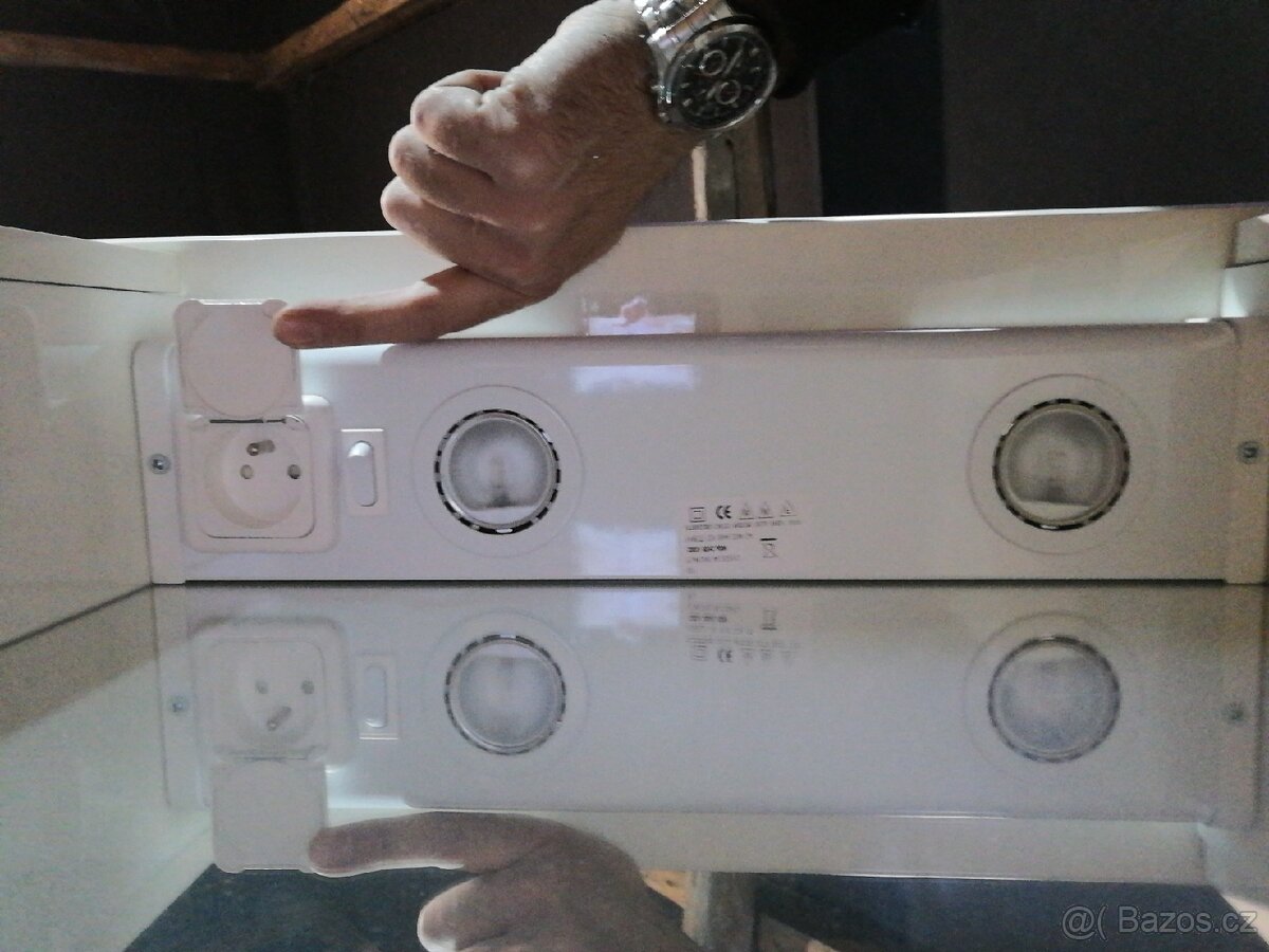 Zrcadlová skříňka s osvětlením a zásuvkou 230V - 3