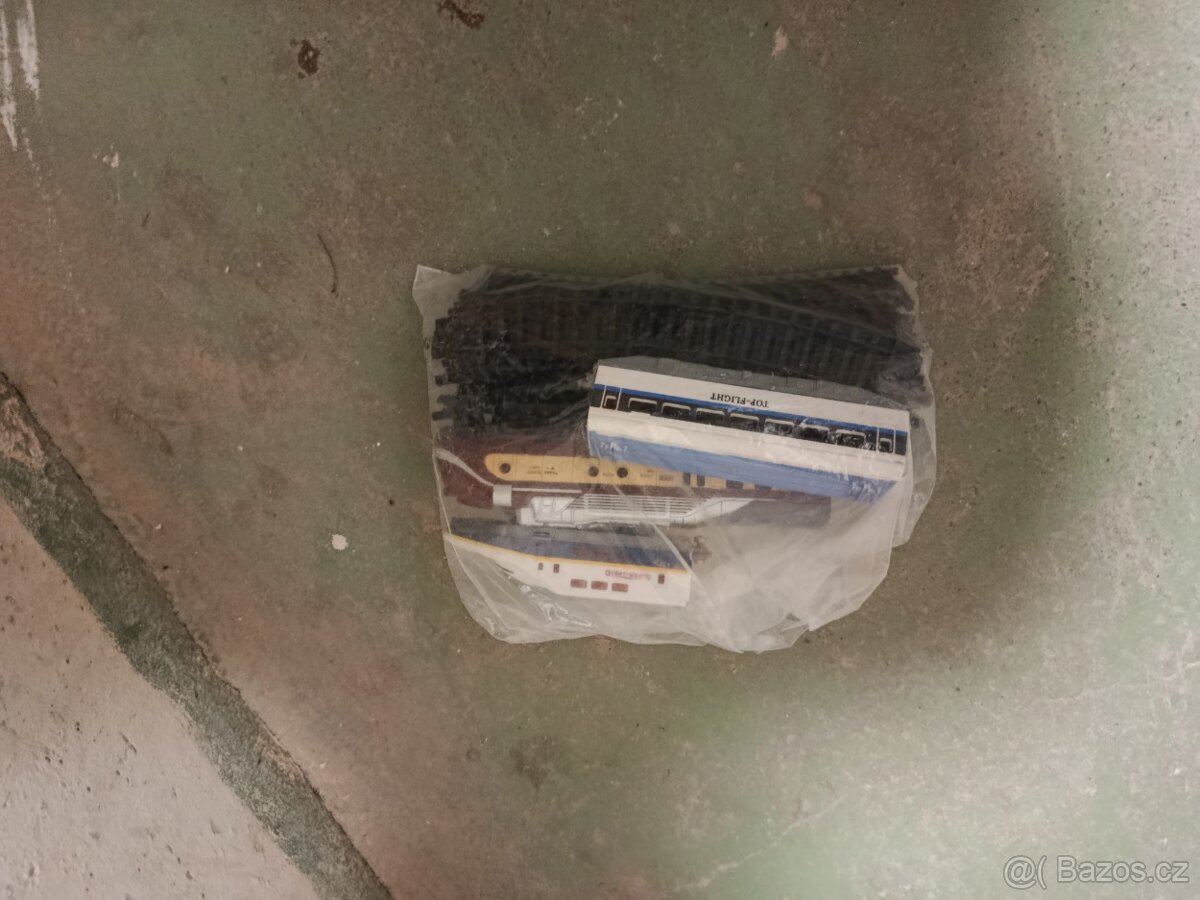 skákací míč+mašinky s koleji , piano - 3