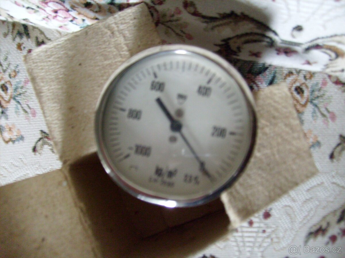 Tři různé manometry. - 3