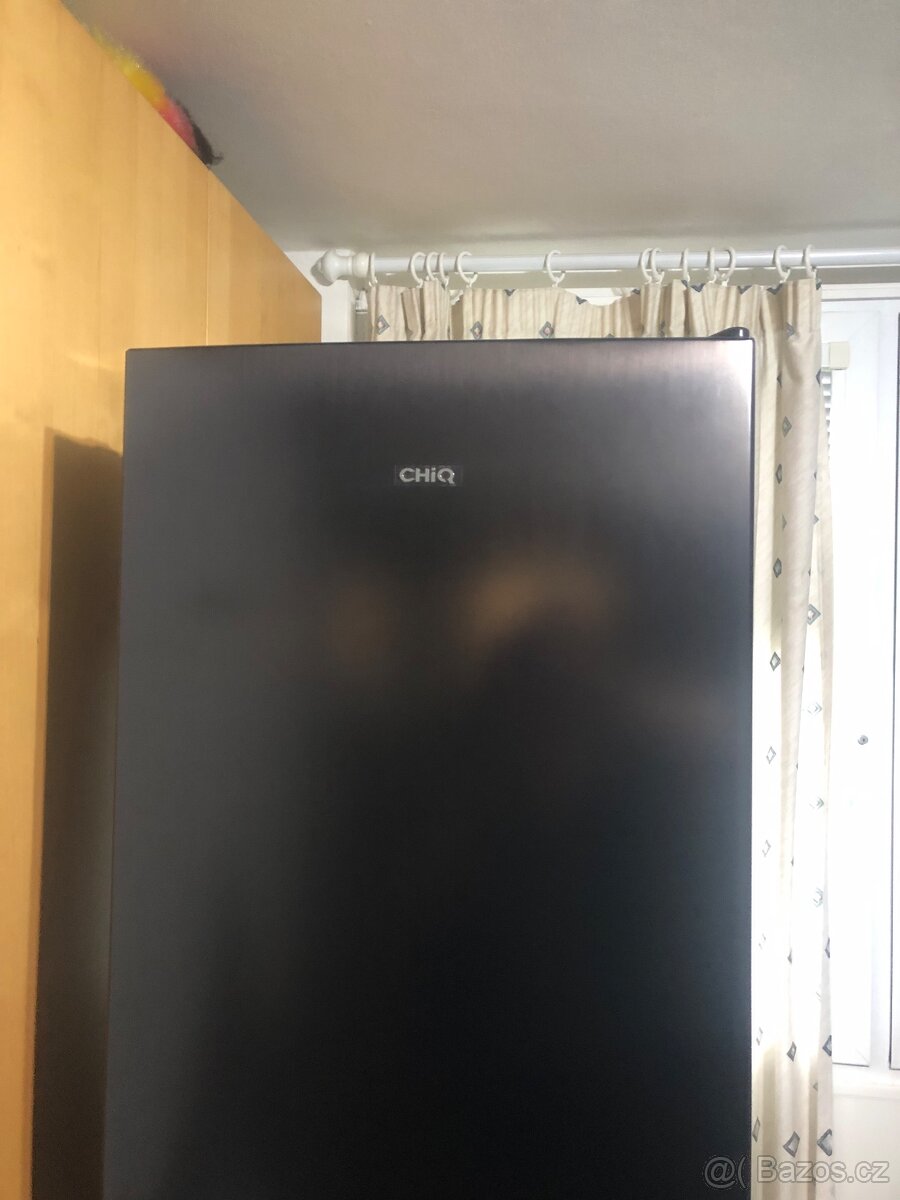 Krásná nová malá lednice s mrazákem CHIQ - 3