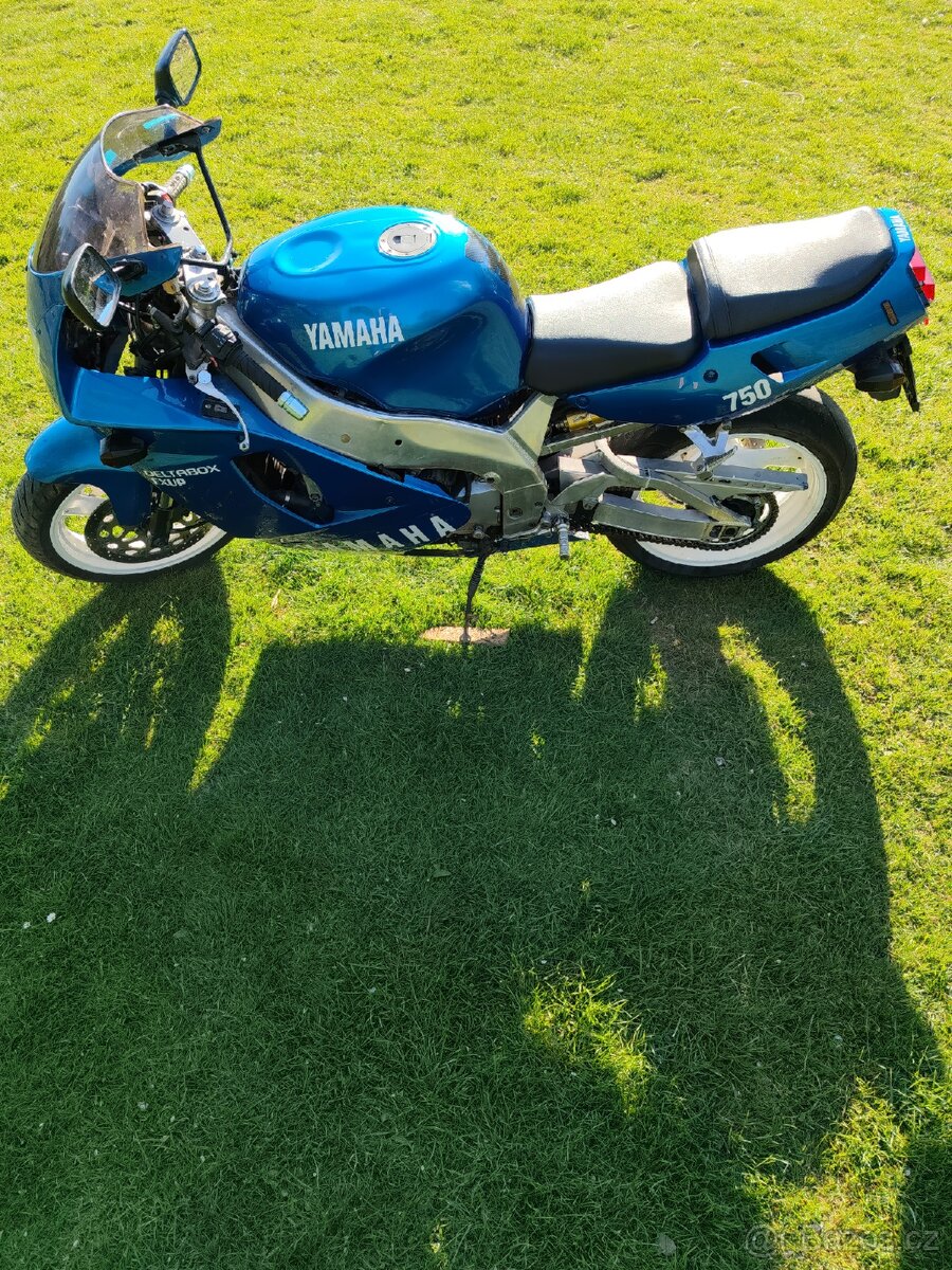 Yamaha YZF 750 - 3
