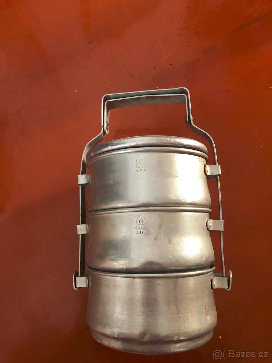 Dva jídlonosiče - plastový a hliníkový - 3