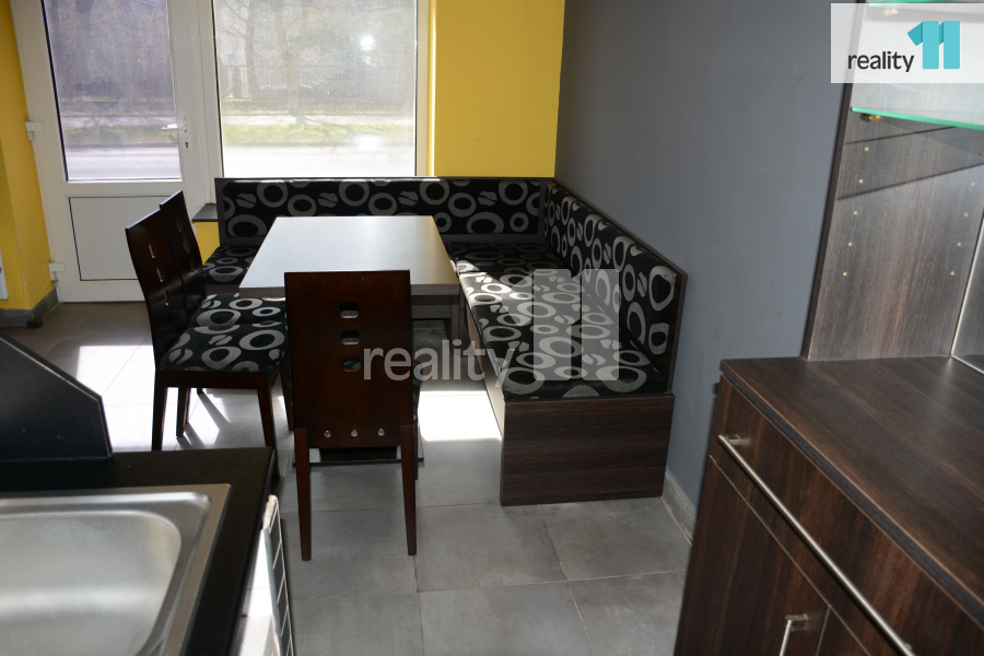 Nebytový prostor zařízený jako bar v K. Varech - 3