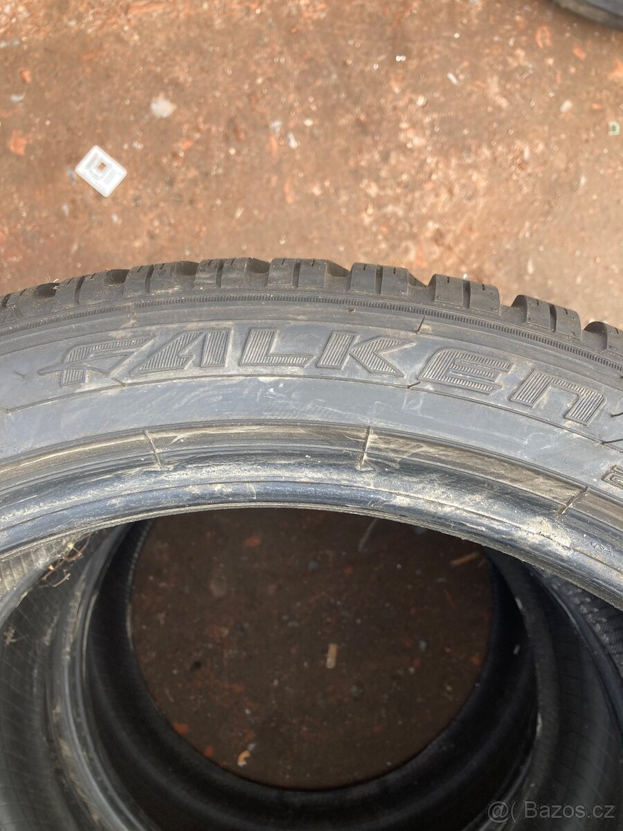 245/40/19 zimní - 3