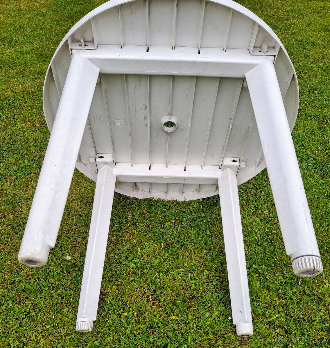 6 židlí, křesel, stůl plast - 3