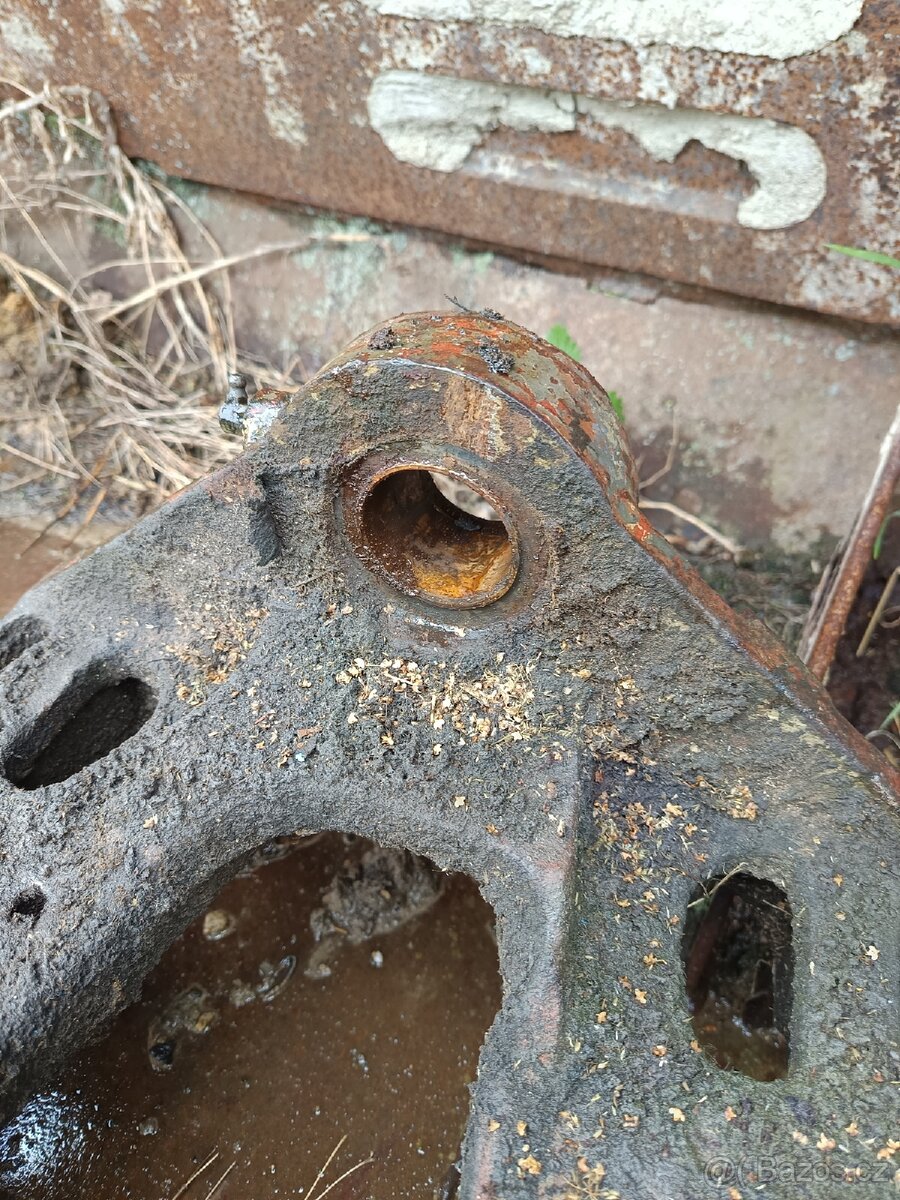 Prodám konzoli přední nápravy Zetor Crystal - 3