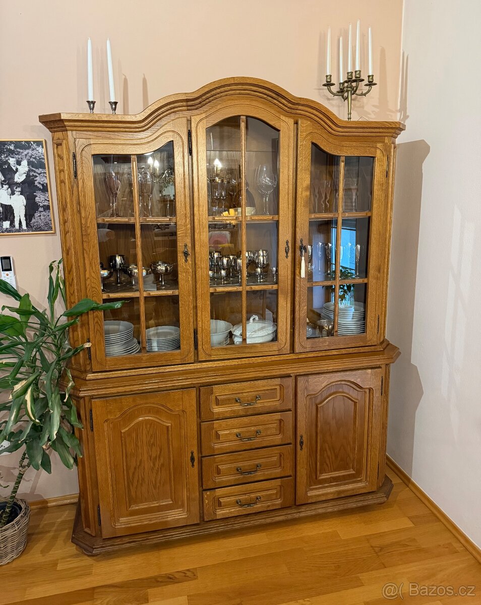 Jídelní stůl s židlemi a jídelní komoda - 3