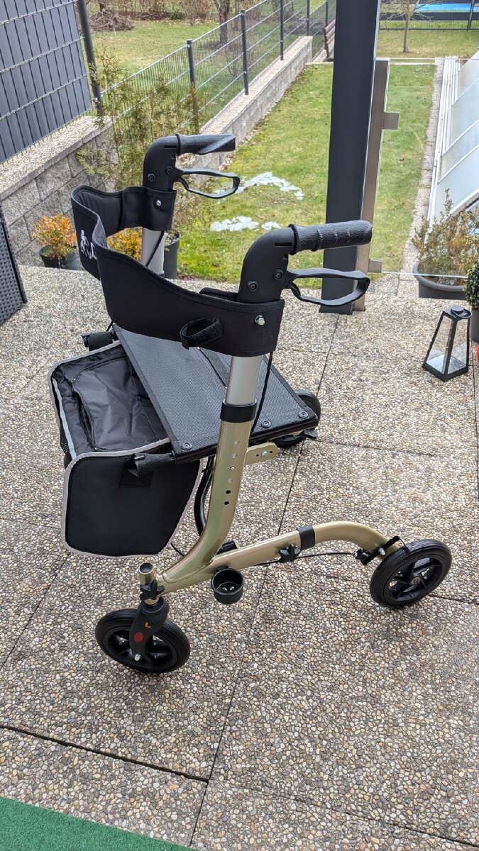 Odlehčené čtyřkolové skládací chodítko DMA - 3