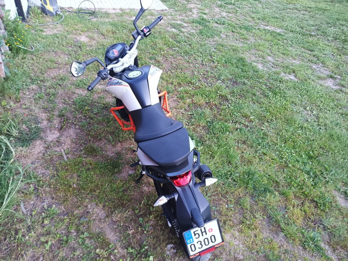 KTM 690 Duke "Carbon" - 3