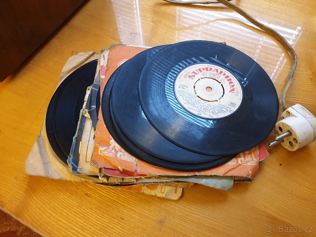 Staré rádio - gramofon + desky - 3