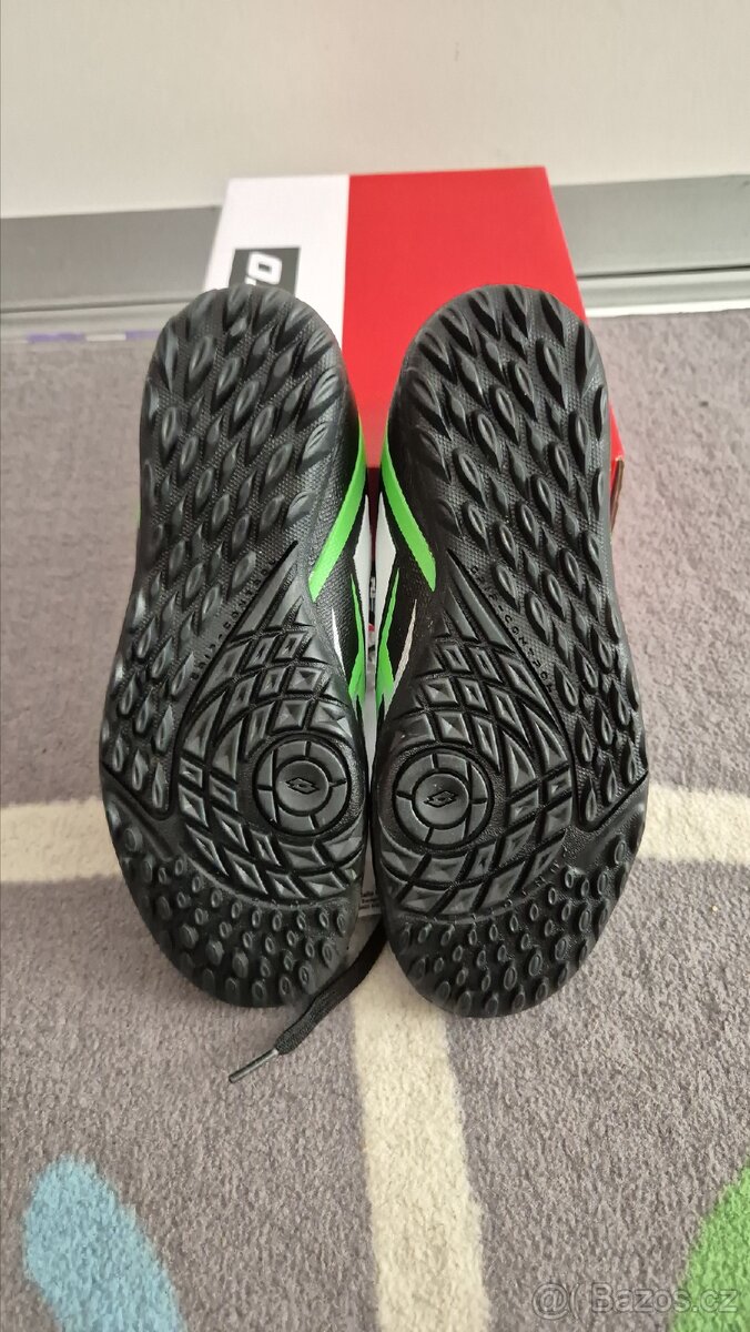 Prodám nové turfy/kopačky na umělou trávu, vel. 32 - 3