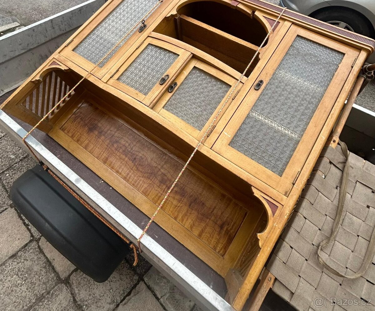 Dřevěný kredenc - 3