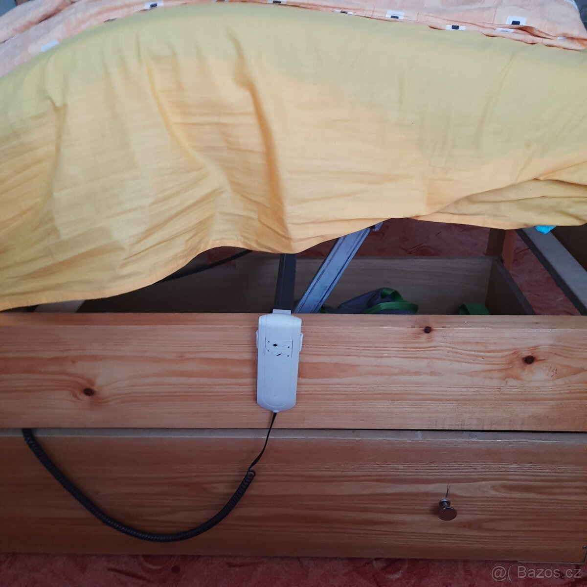 Zvýšená polohovací postel vyrobená od truhláře. - 3