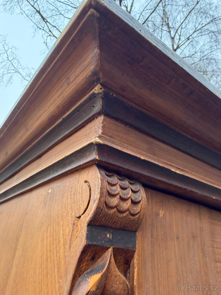 Starožitná skříň z dřevěného masivu - 3