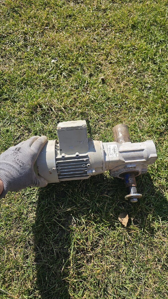 Elektromotor s převodovkou - 3