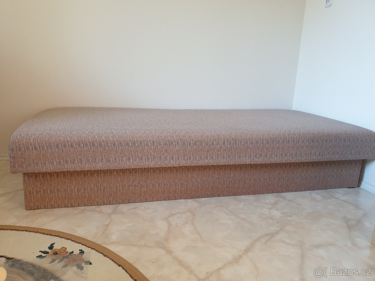 Válenda čalouněná - 3