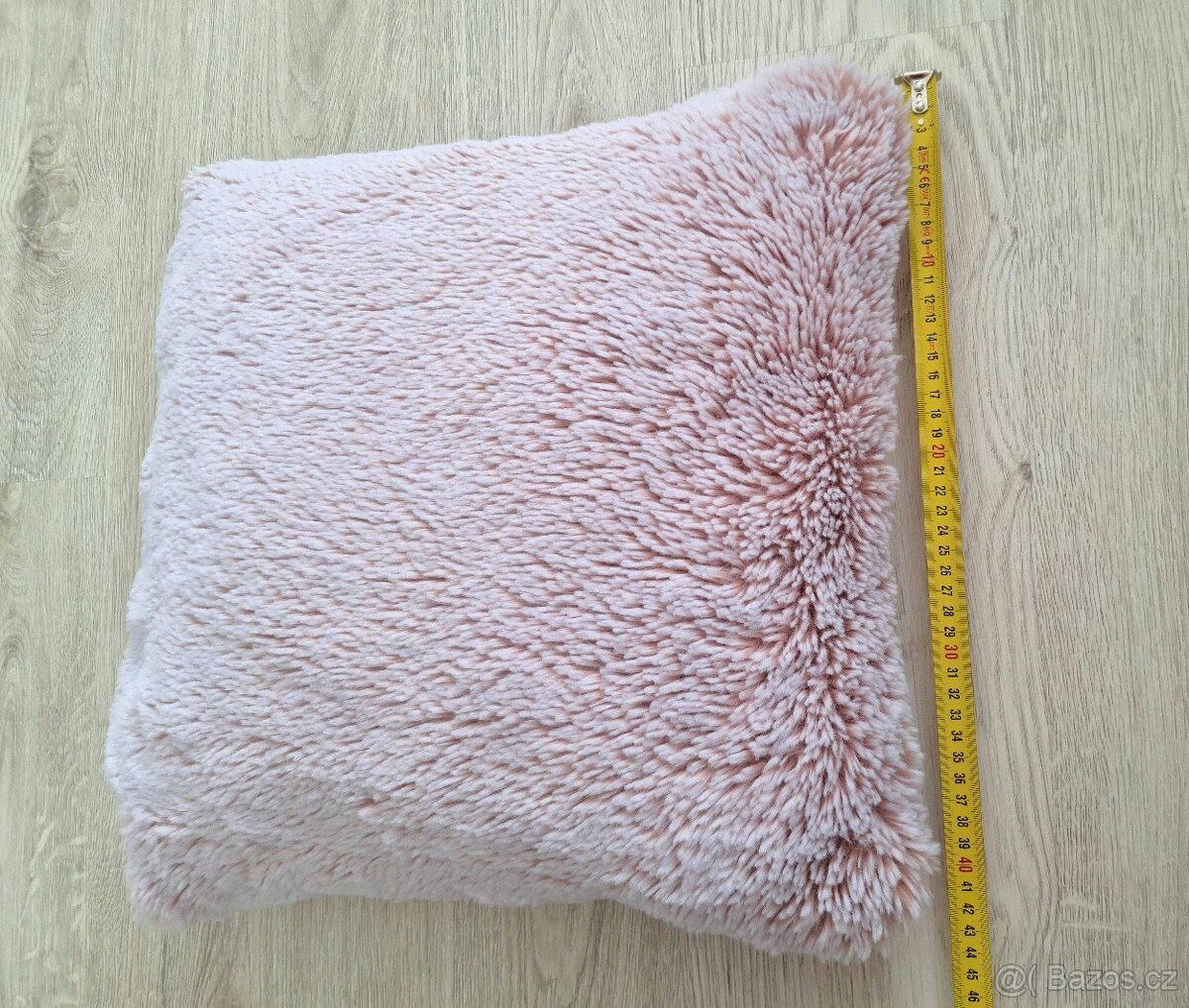 Světle růžový chlupatý polštář - 3