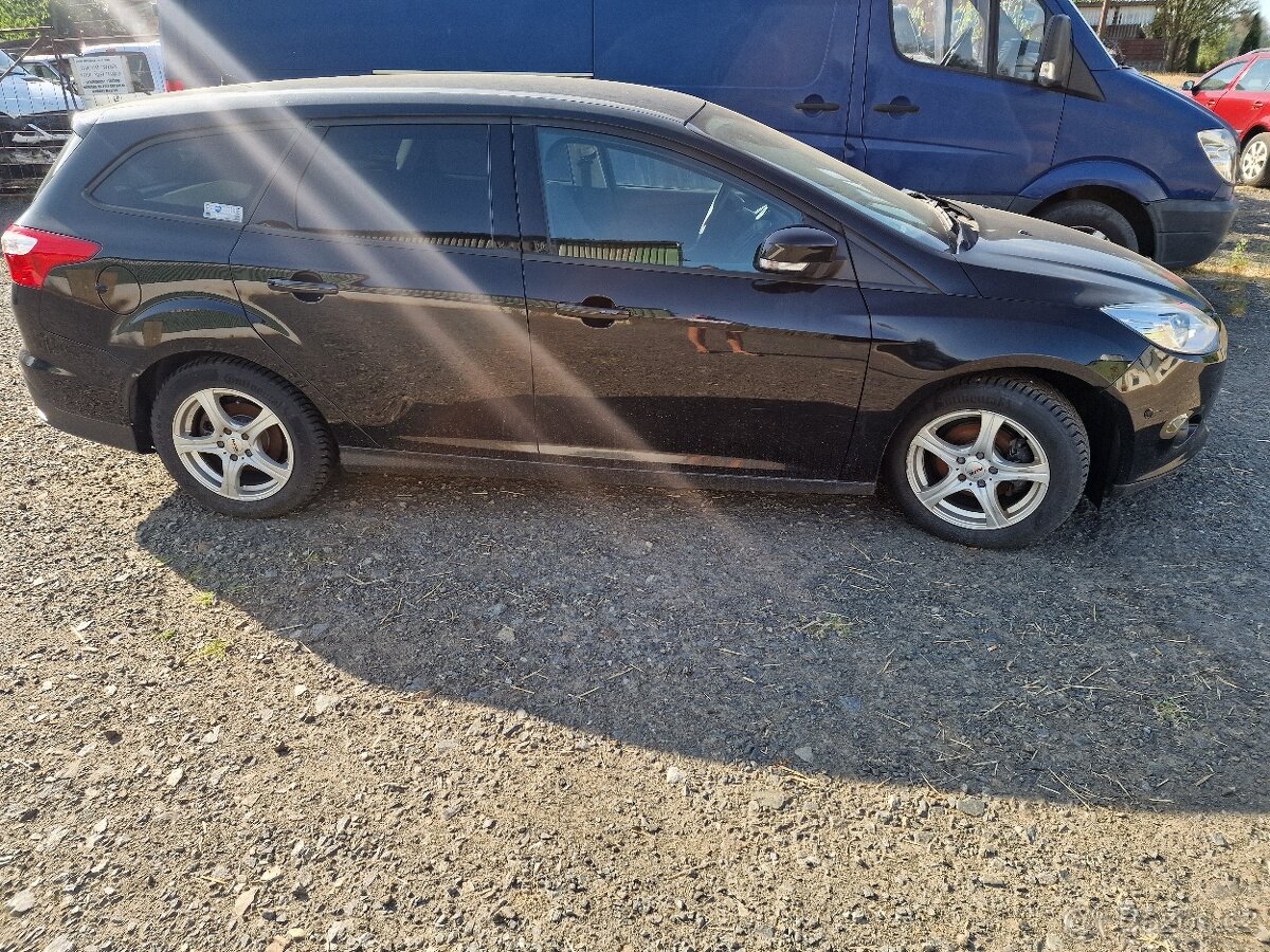 Ford Focus combi mk3 1.0i Ecobooast černá barva - 3