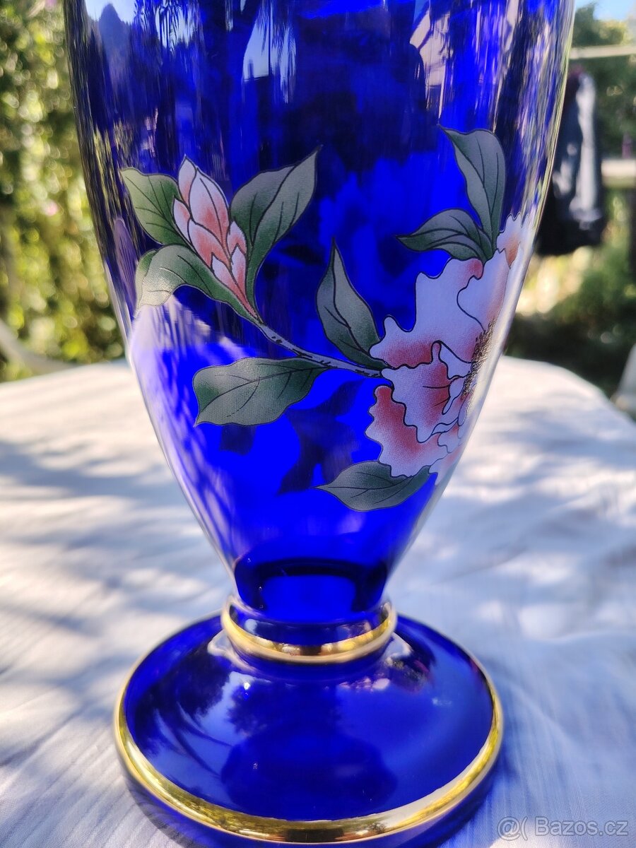 Modrá skleněná váza s květinami a pozlacením - 3