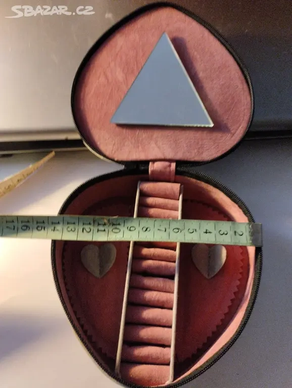 Šedá sametová šperkovnice ve tvaru srdce - 3