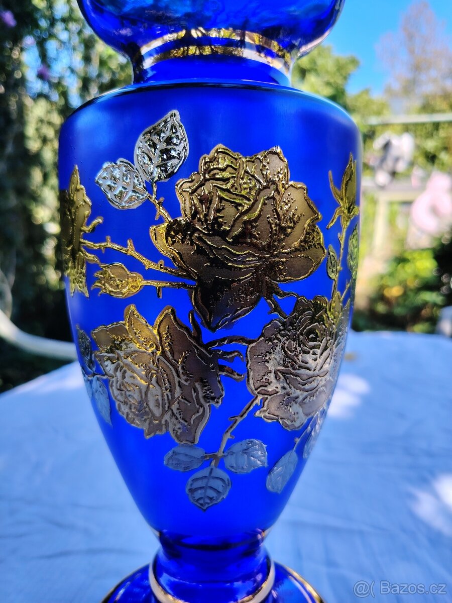 Modrá skleněná váza se zlatým motivem - 3