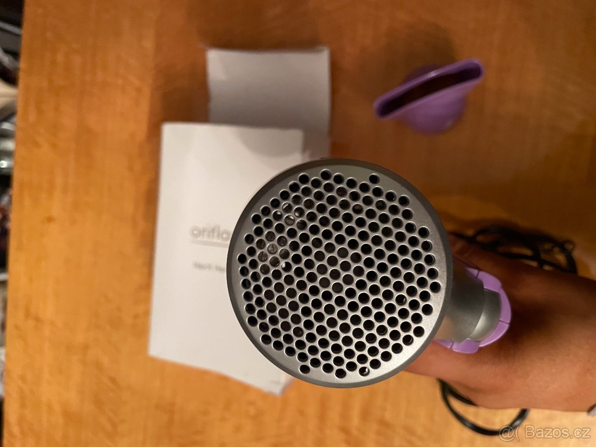 Prodám cestovní fén od značky Oriflame. Top stav - 3