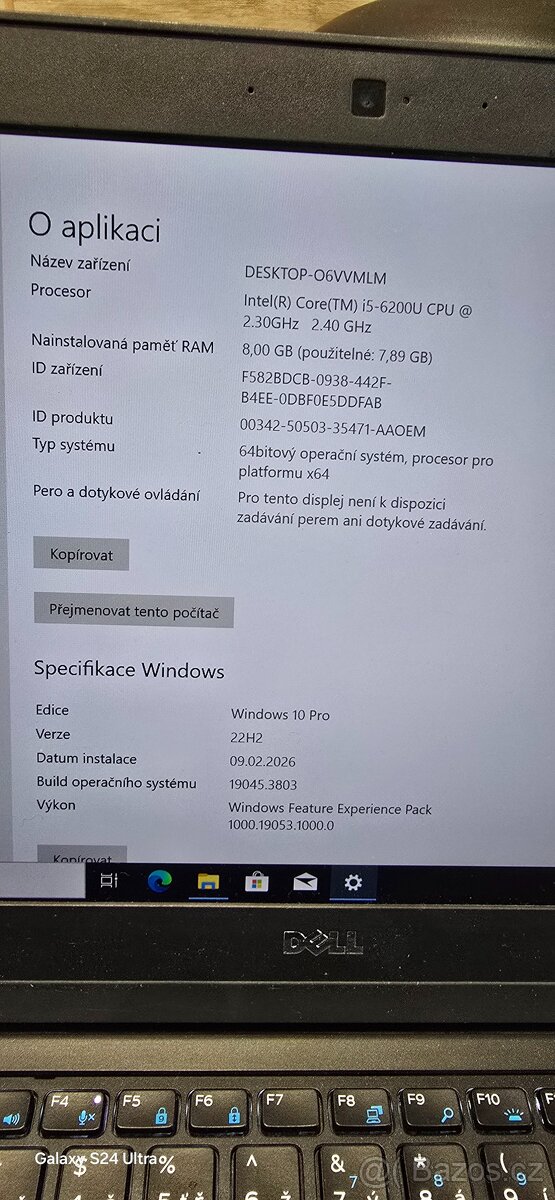 Krásný menší notebook Dell - 3