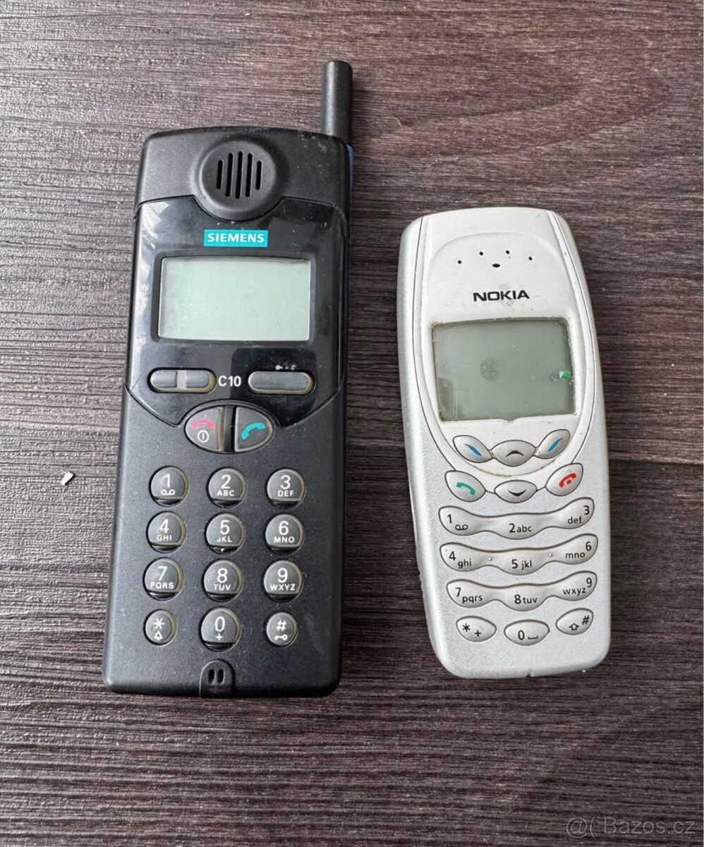 Staré mobilní telefony a fotoaparáty - 3