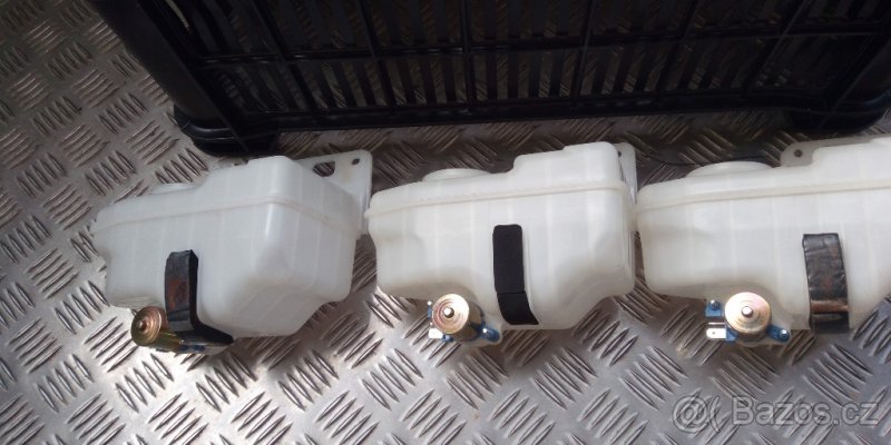Mazda 323 nádobky ostřikovačů - 3