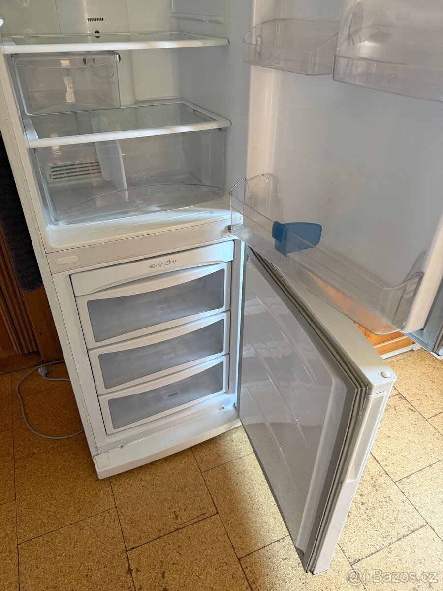 lednice LG - 3