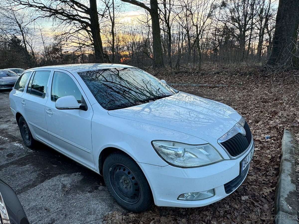 Škoda Octavia combi bílá r. v. 2010 - 3