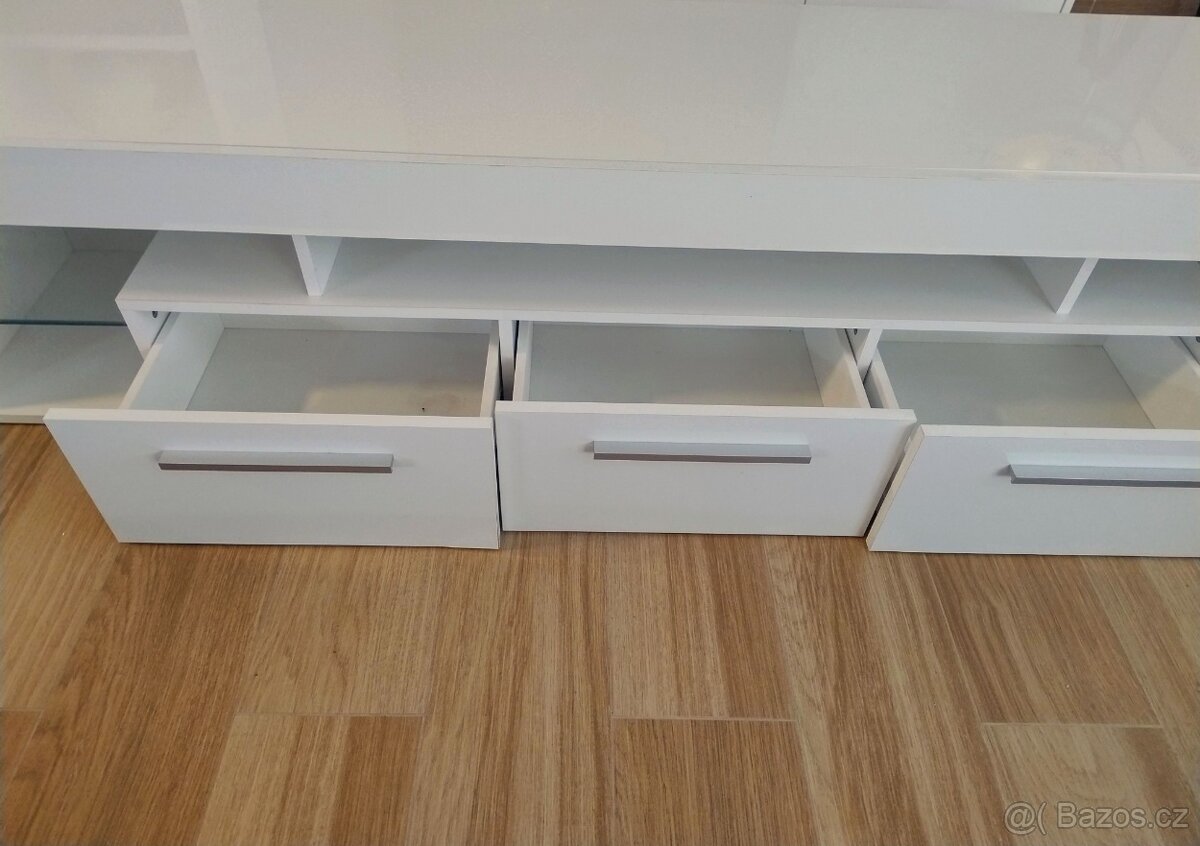 Stolek pod televizi - 3