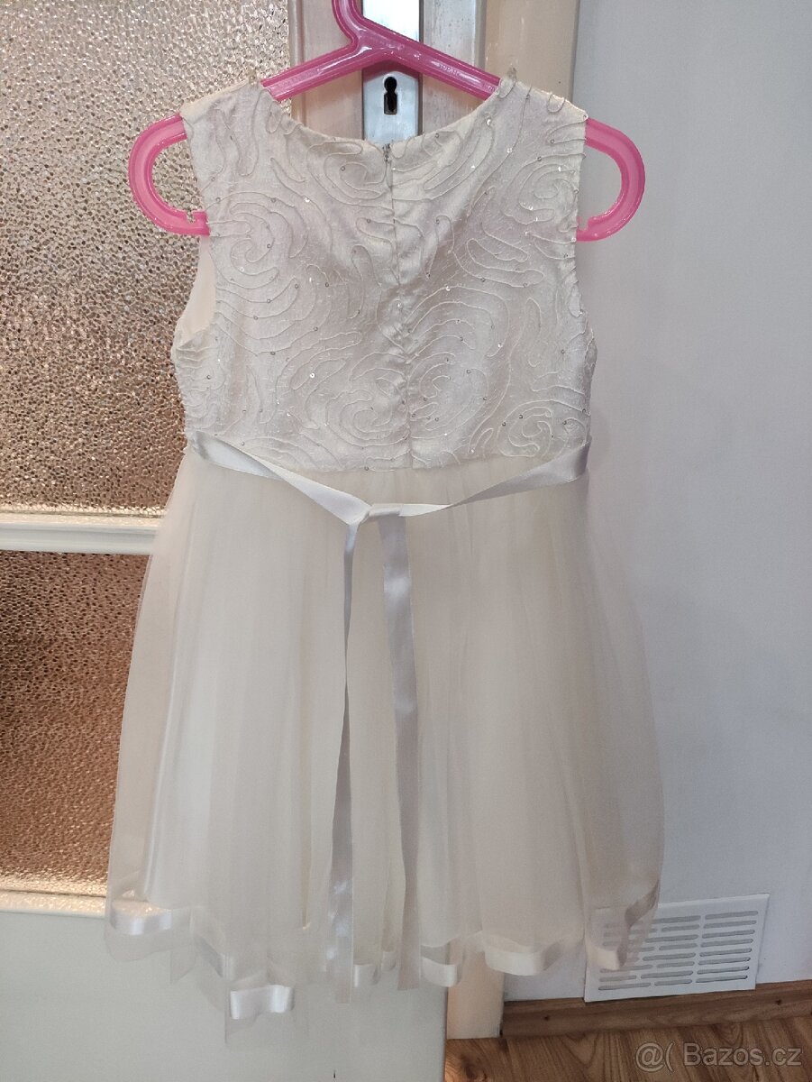 Krásné dívčí bohaté šatičky - 3