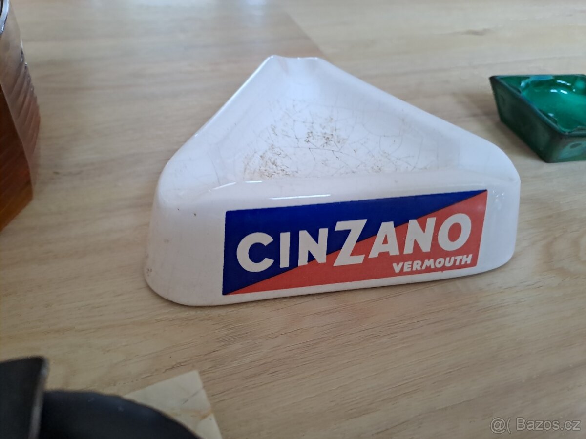 Různé skleněné nebo mramorové popelníky - 3