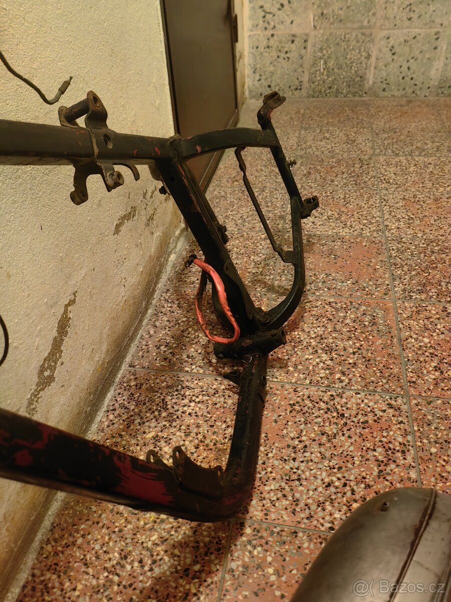 Jawa perak zbrojovka rám a motor - 3