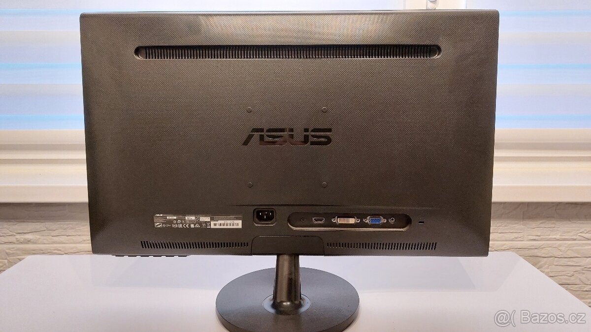Starší počítač s monitorem - 3