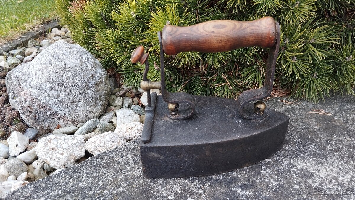 Stará větší žehlička patent W.LUNDH No 5 nahřivacím tělískem - 3