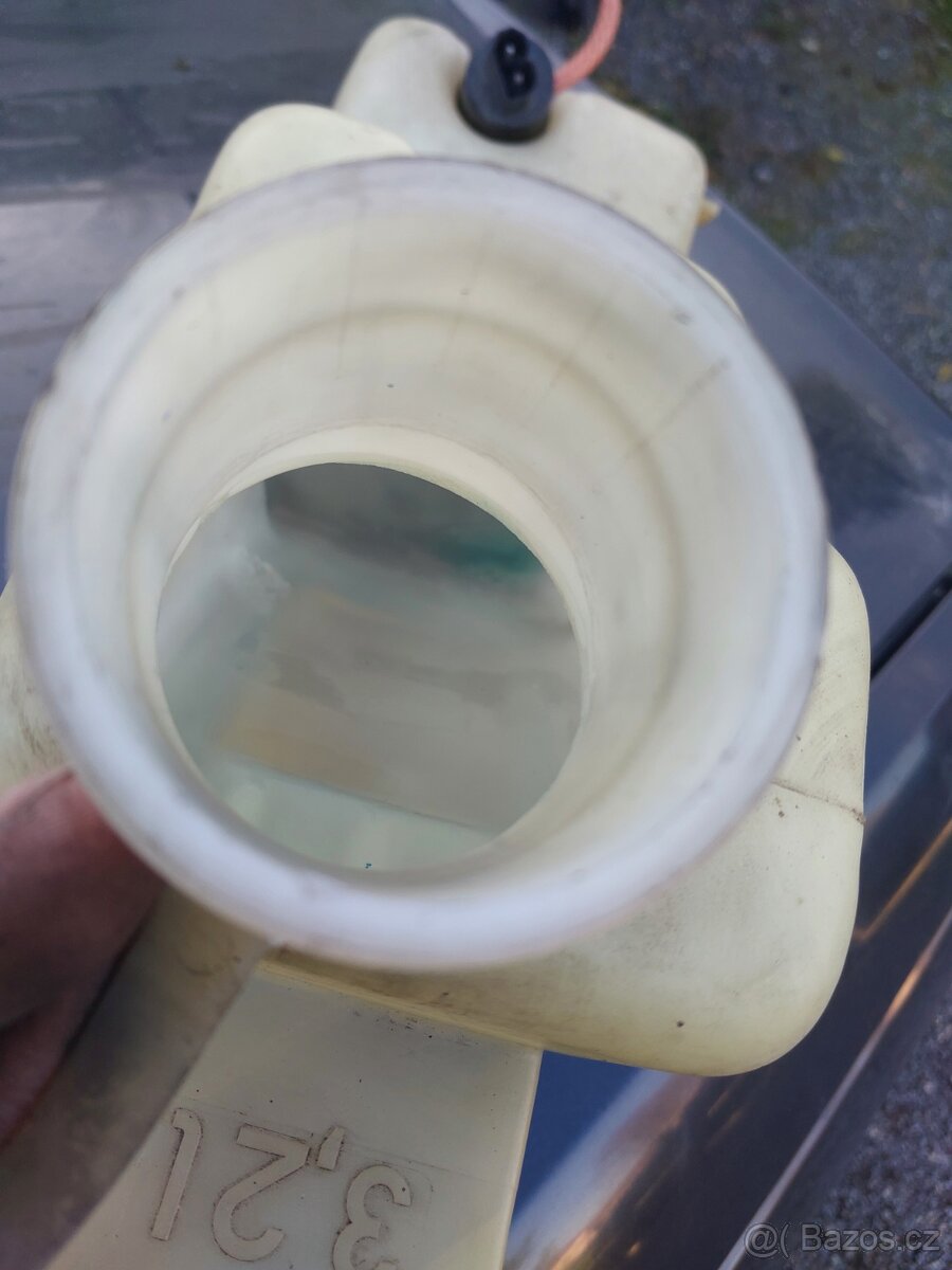 BMW e32 ,e34 nádobka - 3