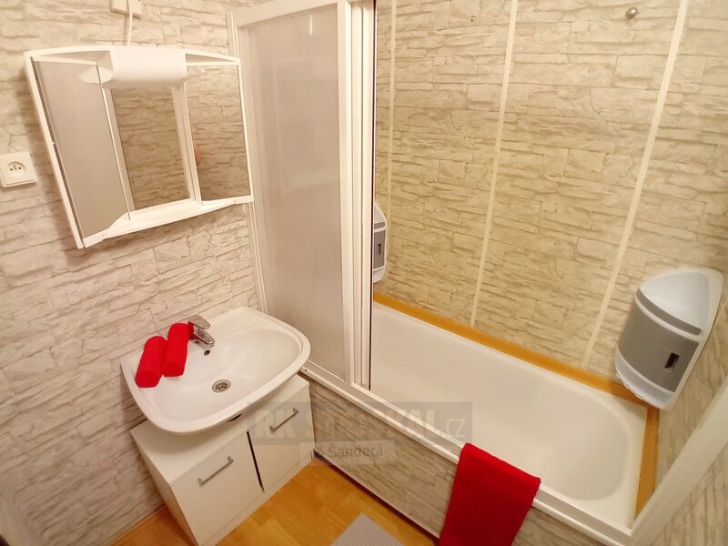 Pronájem prostorného bytu 3+1 s halou a lodžií, ca 78m², síd - 3