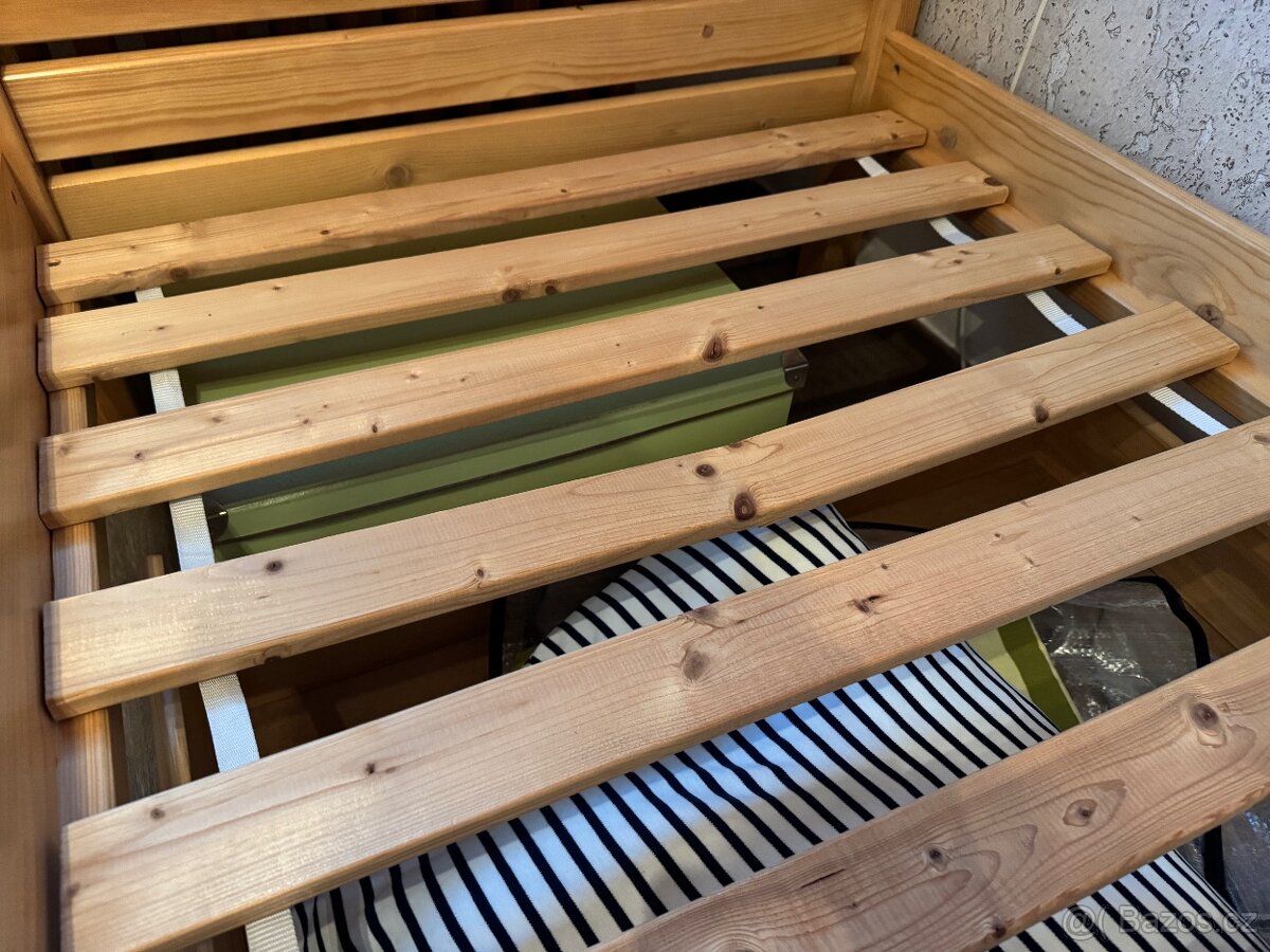 Dvě postele z masivu (s rošty, matracemi a šuplíkem) - 3